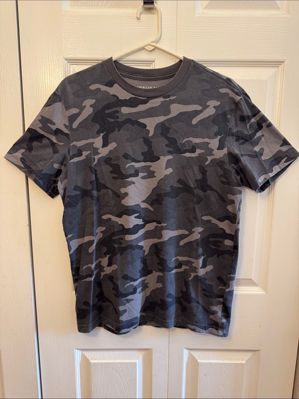 American Eagle Outfitters Men's Gray & Black Camo Crewneck Tee